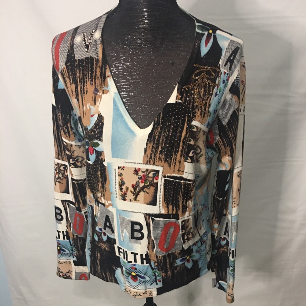 Metric VNeck printed blouse size M